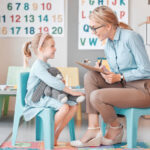 كيفية التعامل مع طيف التوحد في مختلف الأماكن
