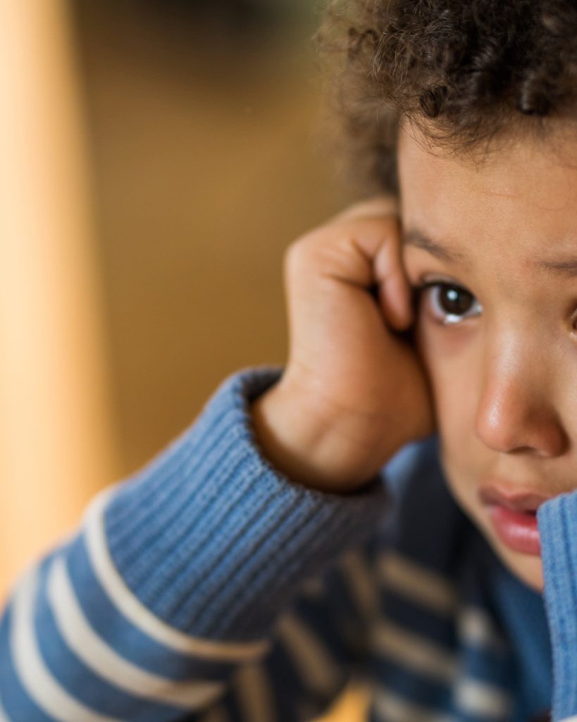 طرق التعامل مع حالات بكاء طفل التوحد الدائمة
