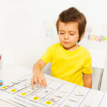 كيف يمكن للمجتمع دعم الأطفال المصابين بالتوحد المؤقت؟