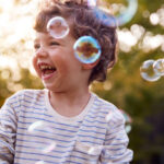 هل طفل التوحد يضحك عند الدغدغة