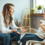 كيف تفرق بين الطفل الطبيعي وطفل طيف التوحد؟