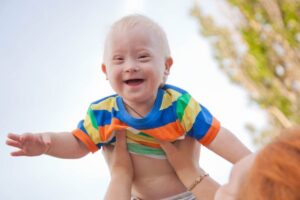 ما الخدمات التي يقدمها مركز أبطال المعرفة لتأهيل أشخاص متلازمة داون؟